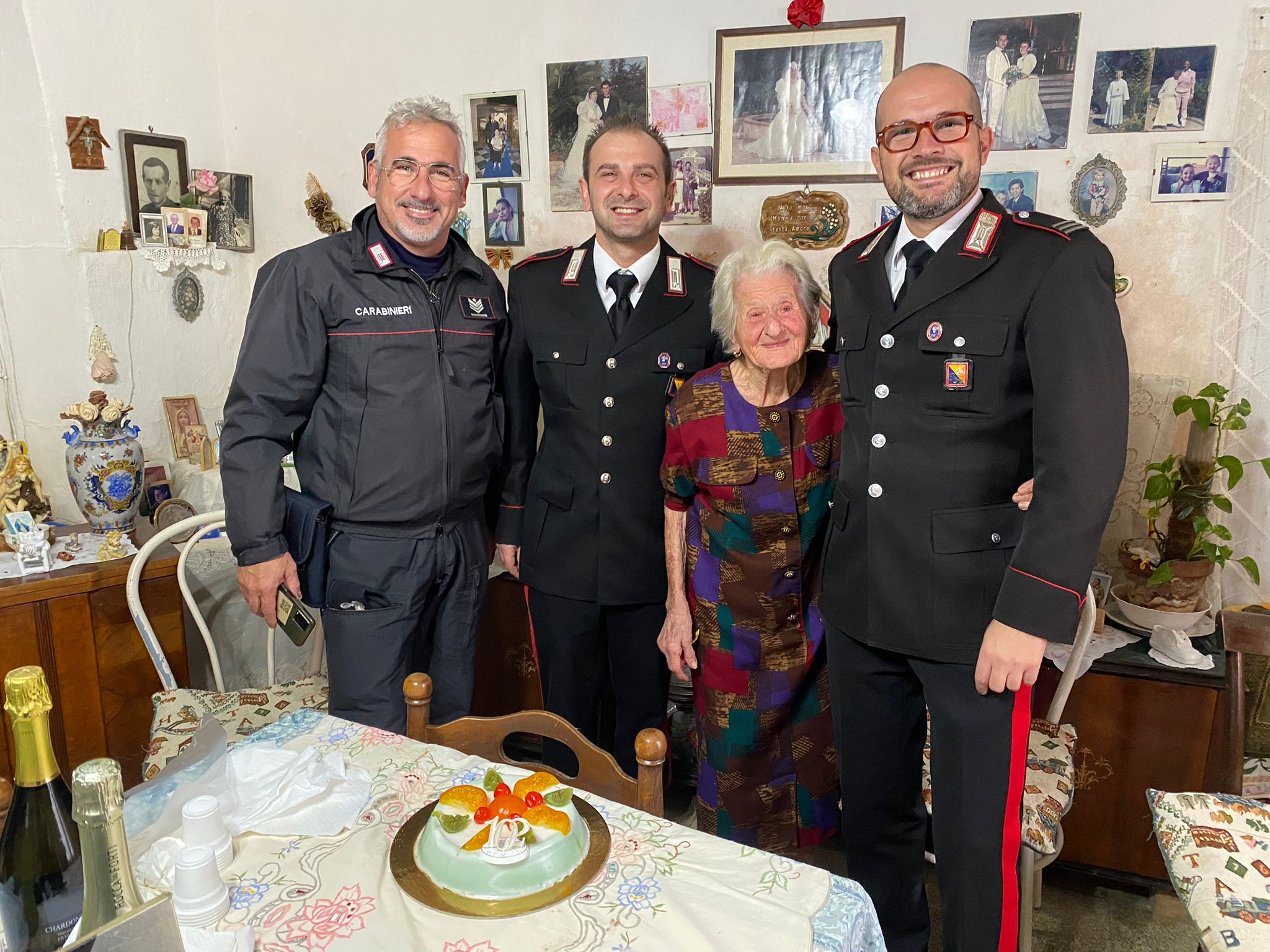 Favignana, i Carabinieri festeggiano i 102 anni di zia Rosina