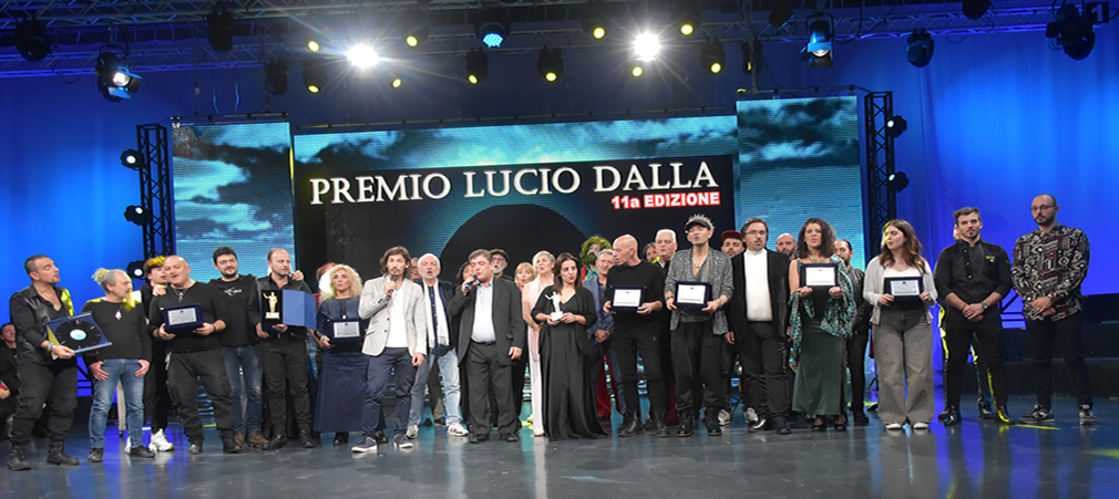 Premio Lucio Dalla con la vittoria del gruppo dei Cosmopoliti di Palermo che hanno presentato il brano dal titolo “Ho dentro un pensiero”