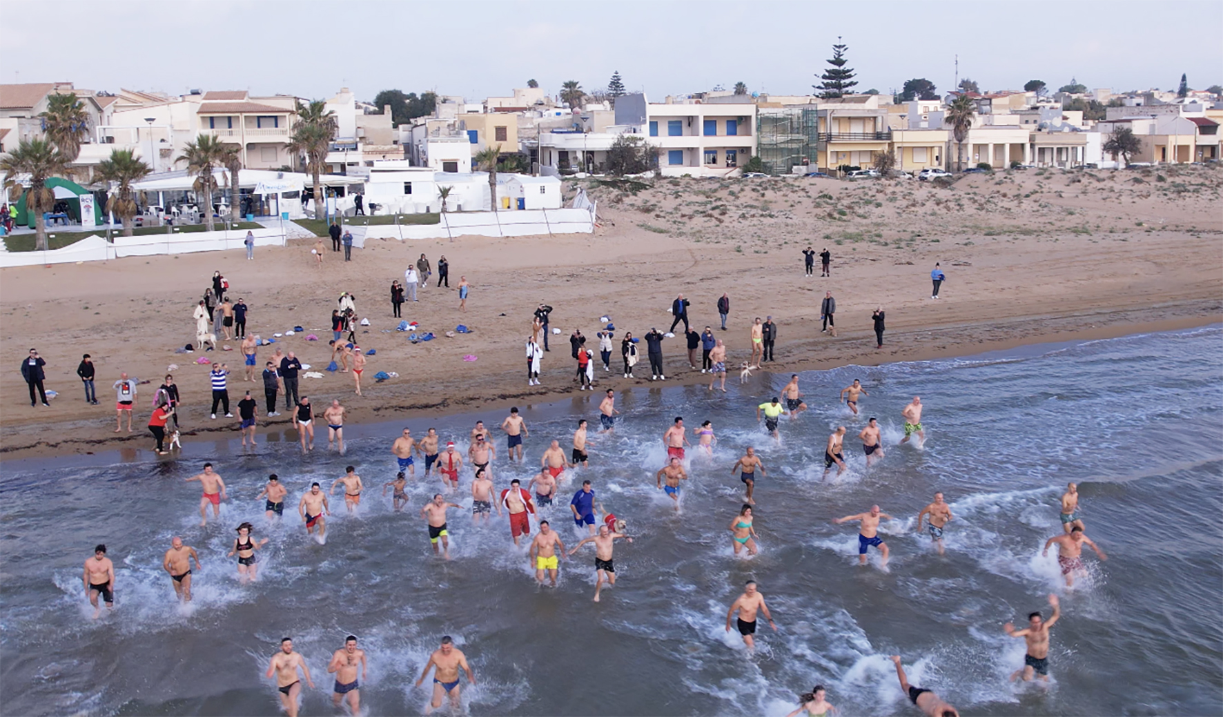 Bagno di Capodanno a Tre Fontane: in 80 sfidano l’acqua fredda