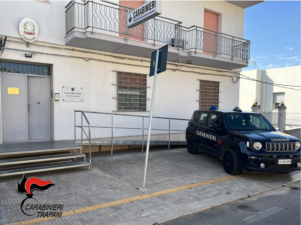 Minaccia di morte la madre per avere soldi. Arrestato in flagranza differita un 41enne