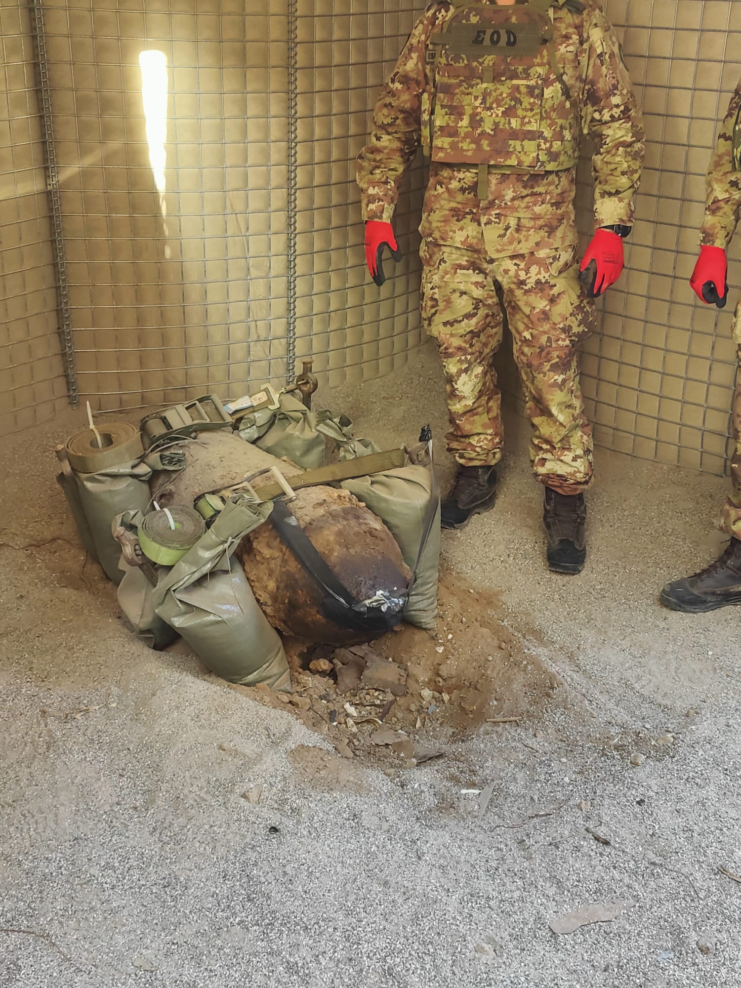 Disinnesco bomba d’aereo americana di 500 lb rinvenuta a Pantelleria