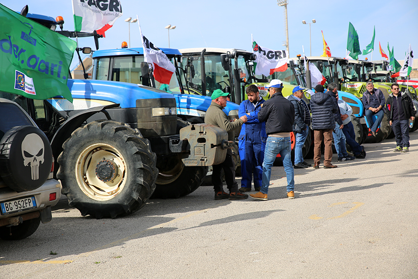 Grande partecipazione oggi alla protesta degli agricoltori. Domani mattina trattori si muoveranno in corteo per le vie di Marsala