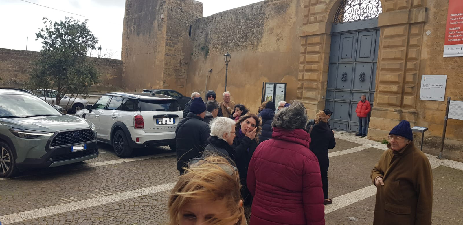 Nella prima domenica di mese quando si entra gratuitamente nei musei, il Castello di Partanna ieri era chiuso. Centinaia di visitatori rimasti fuori