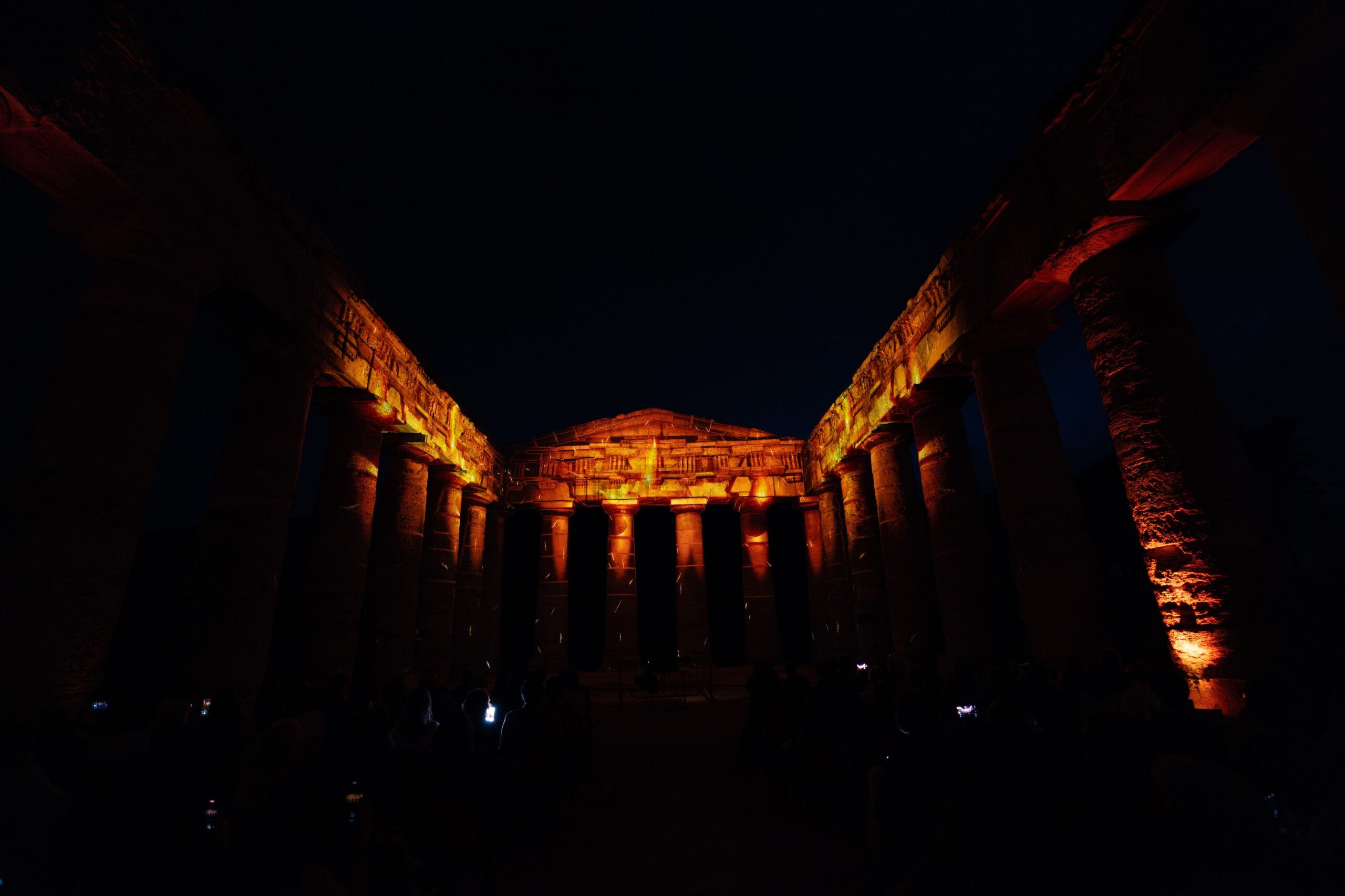 Prorogato fino al 28 agosto “PHOS. Io sono il fuoco” al Tempio di Segesta
