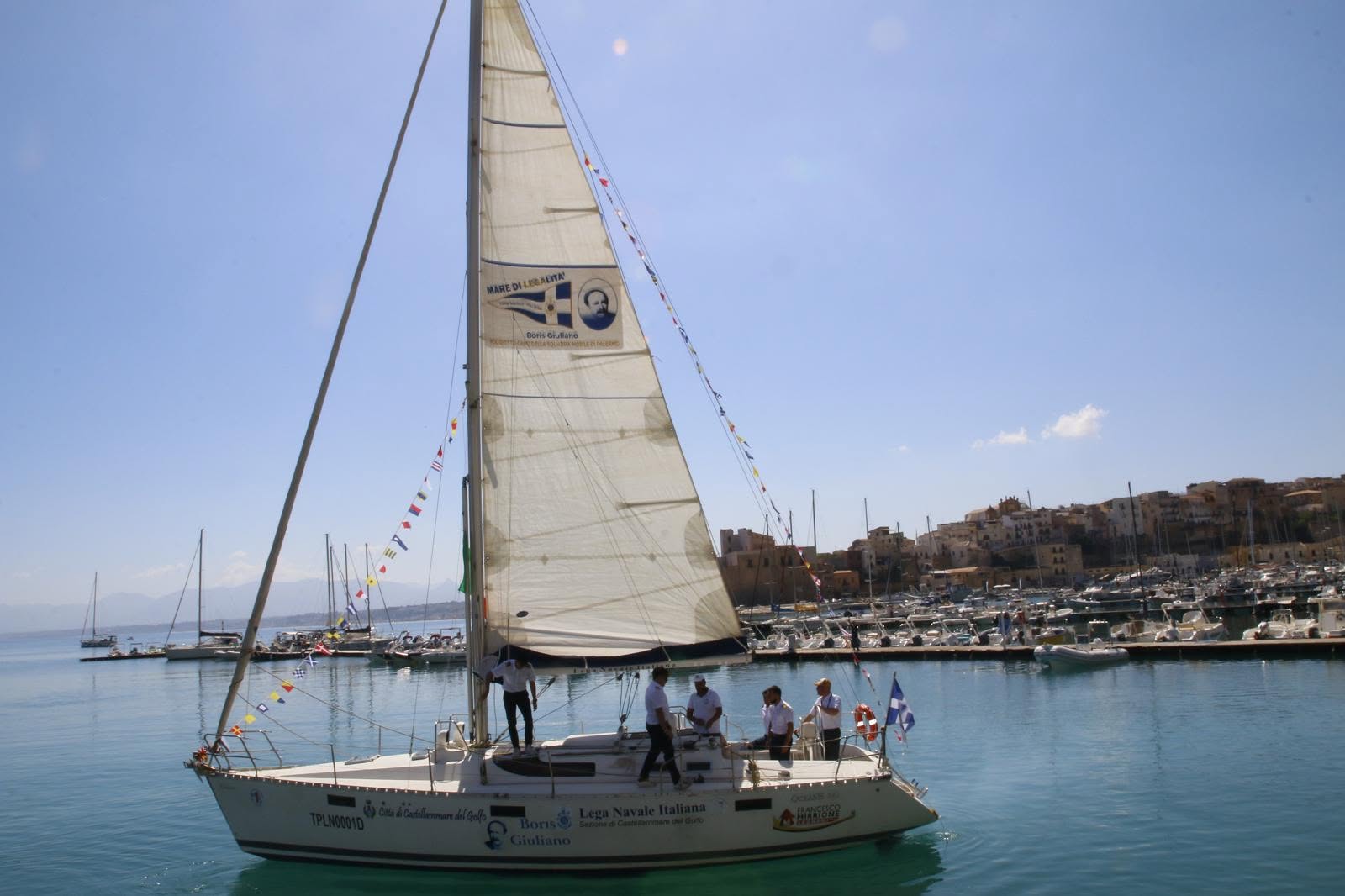 La veleggiata delle tonnare: la Lega Navale celebra il mare, la storia e la vela